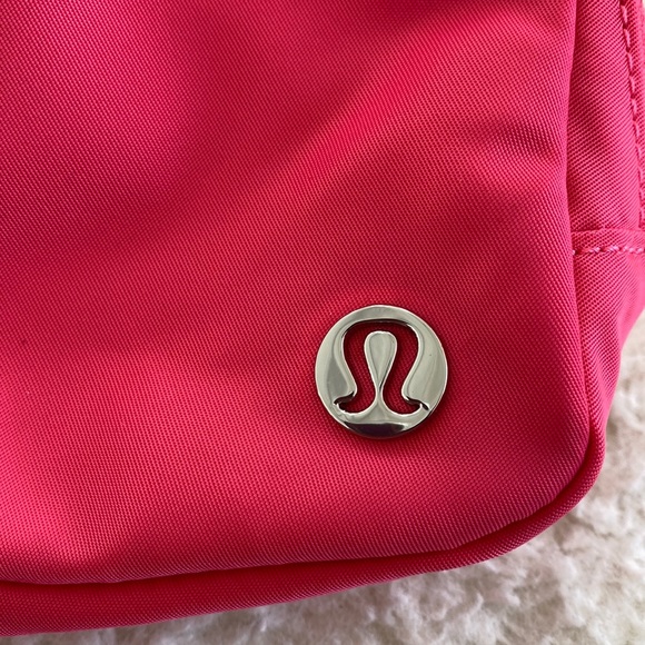 โค๏ธ Lululemon Extended Strap Everywhere Belt Bag Lipgloss NWT - Picture 3 of 10